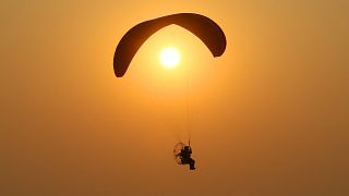 Un remolino de polvo atrapa a un paracaidista por sorpresa