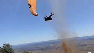 Paraglider wird von einer Sandhose mitgerissen