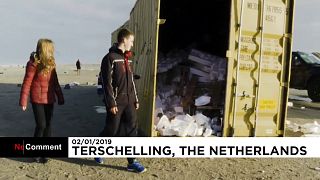 Hollandalılar kargo gemisinden düşen tonlarca 'ganimet' eşyayı topladı