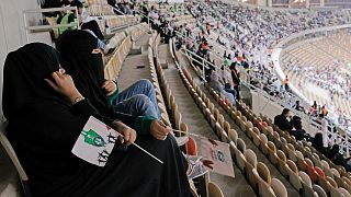Alcune donne assistono ad una partita allo stadio di Gedda