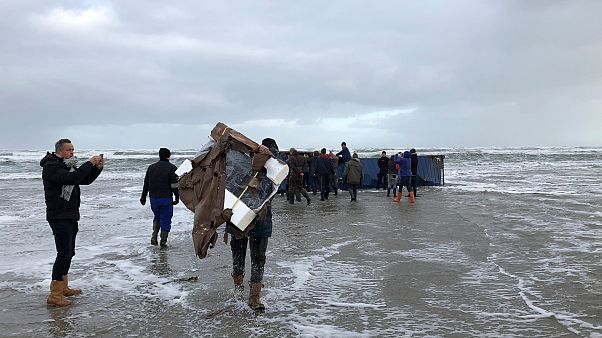 Tηλεοράσεις και έπιπλα ξεβράζονται στις ολλανδικές ακτές Tηλεοράσεις και έπιπλα ξεβράζονται στις ολλανδικές ακτές