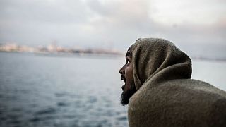 یکی از مهاجران که سوار بر کشتی نجات به سمت ساحل اسپانیا در حرکت است.