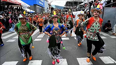 El Carnaval de Negros y Blancos vuelve a inundar de color Colombia