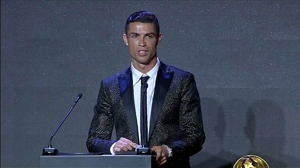 شاهد: رونالدو أفضل لاعب في العالم في حفل غلوب سوكر في دبي شاهد: رونالدو أفضل لاعب في العالم في حفل غلوب سوكر في دبي