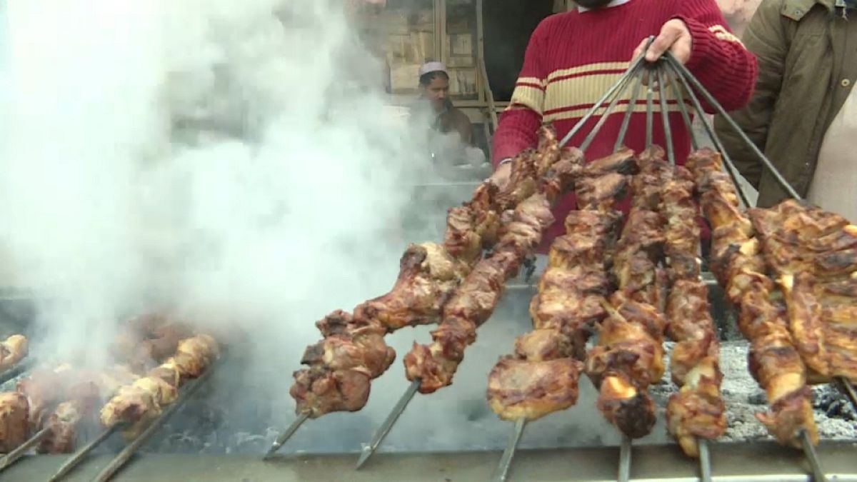 Video | Terör bitti turistler Peştun yemeklerini tatmak için Peşaver'e akın etti