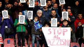 İtalyan futbolu: Tribünleri terk eden taraftarlardan Koulibaly tezahuratlarına ırkçılık manzaraları
