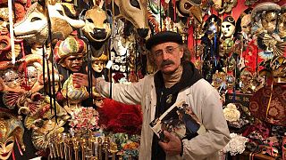 حمید صدیقی هنرمند ایرانی که در ونیز ماسک می‌سازد
