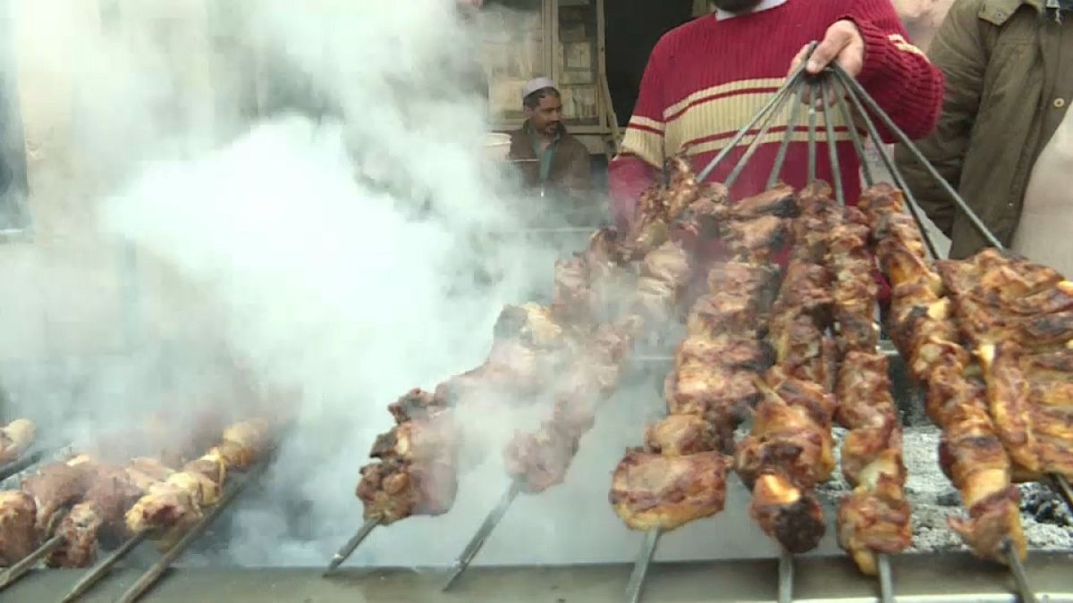 شاهد: عاصمة اللحم المشوي التقليدي "الكباب" في باكستان
