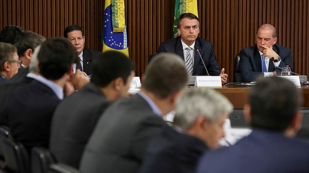 Bolsonaro kamuda solcuları hedef alan 'cadı avını' başlattı Bolsonaro kamuda solcuları hedef alan 'cadı avını' başlattı