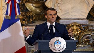 الرئيس الفرنسي يعقد أول اجتماع لحكومته في العام الجديد