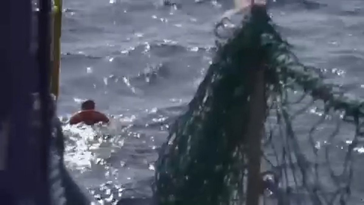 شاهد: إنقاذ مهاجر ليبي قفز من سفينة إنقاذ للوصول سباحة إلى مالطا  