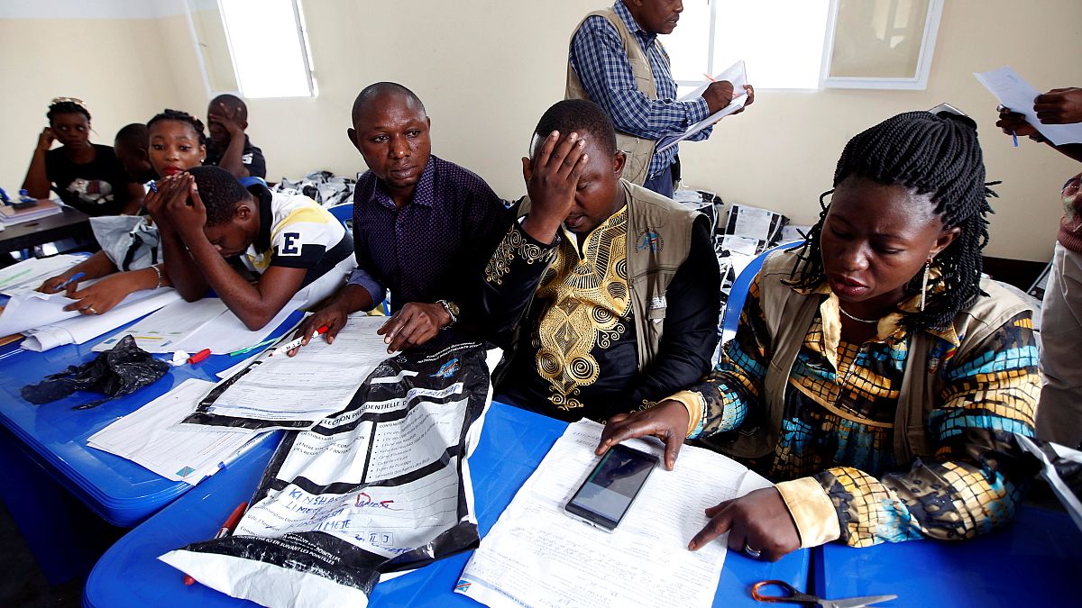 La Comisión Electoral del Congo revisa los formularios de votación. 