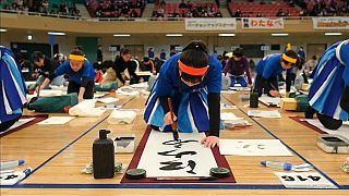 شاهد: اليابانيون يتنافسون في فن الخط بمناسبة العام الجديد