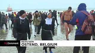 بلژیک؛ خوش‌آمد به سال جدید میلادی با شنای زمستانی