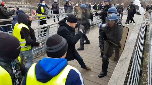 Gilet gialli, atto VIII: ancora violenze. Pugile professionista contro agenti Gilet gialli, atto VIII: ancora violenze. Pugile professionista contro agenti