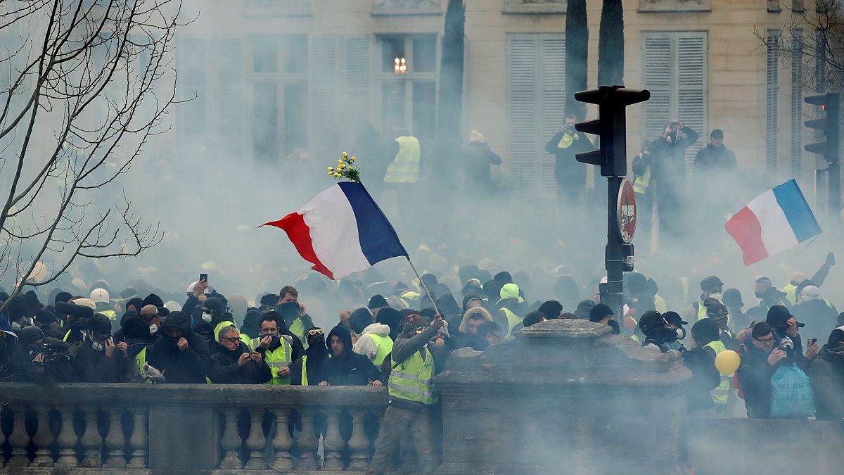 "Жёлтые жилеты": возрождение протеста и насилие на улицах Парижа