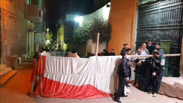 Polícia morto ao tentar desativar bomba no Cairo Polícia morto ao tentar desativar bomba no Cairo