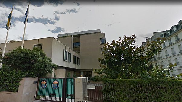 غضب السترات الصفراء يطال سفارة السويد في باريس والسفيرة تغرد قائلة: "أين الشرطة؟" غضب السترات الصفراء يطال سفارة السويد في باريس والسفيرة تغرد قائلة: "أين الشرطة؟"