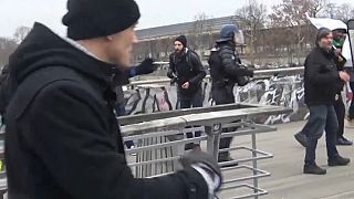 شاهد: ملاكم فرنسي سابق يوجه لكمات قوية  لشرطي أثناء مظاهرات السترات الصفراء