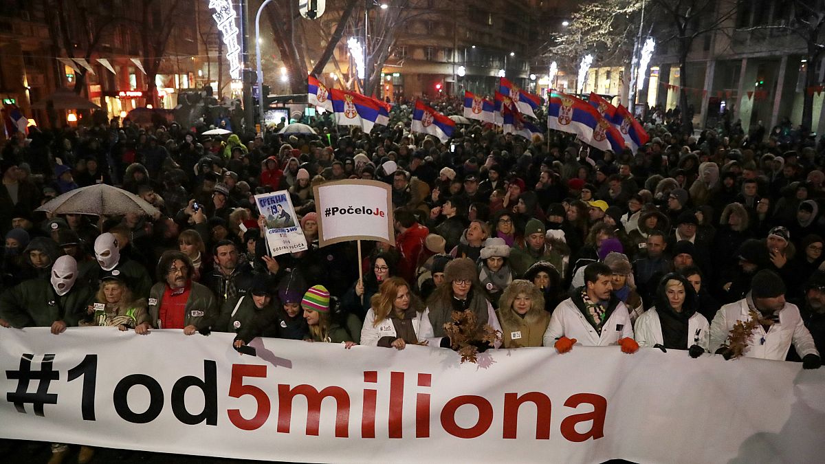  Sırbistan'da göstericiler "5 milyondan yalnızca biri" yazılı döviz taşıdı