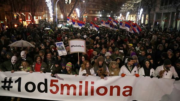 Sırbistan'da göstericiler "5 milyondan yalnızca biri" yazılı döviz taşıdı Sırbistan'da göstericiler "5 milyondan yalnızca biri" yazılı döviz taşıdı