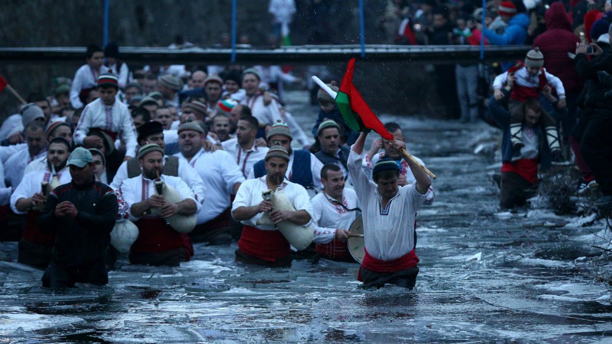 مراسم مذهبی در بلغارستان؛ رقص با صلیب چوبی در آب یخ زده