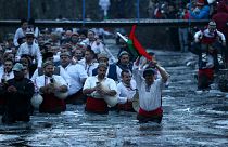 مراسم مذهبی در بلغارستان؛ رقص با صلیب چوبی در آب یخ زده