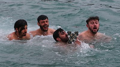 Istanbul: Dreikönigsfeier im kalten Wasser des Bosporus
