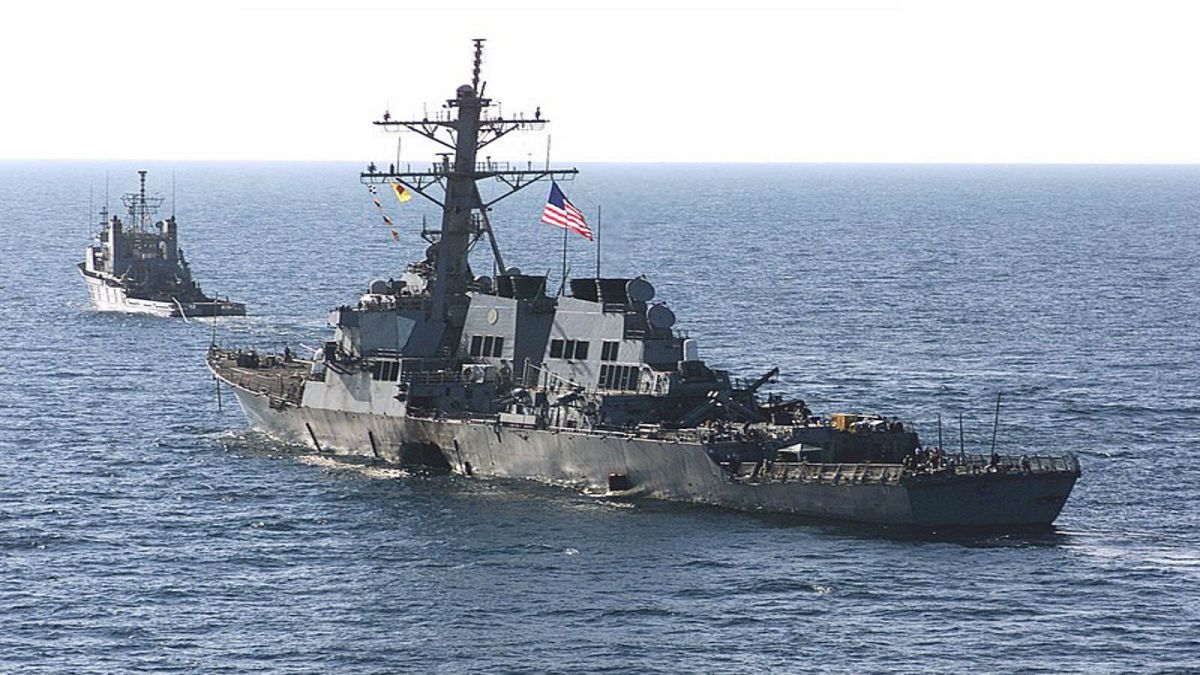 المدمرة الأمريكية يو إس إس كول في ميناء عدن