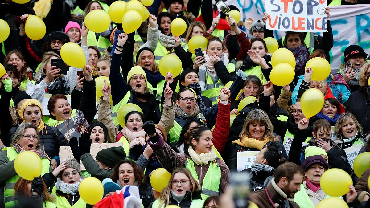 Mulheres de colete amarelo protestam em França