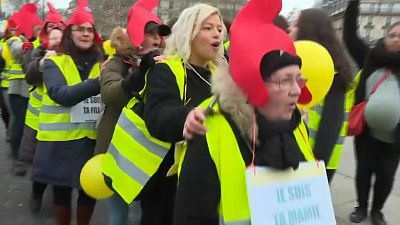 شاهد: "الأيدي الناعمة" في باريس..  مظاهرة للسترات الصفراء يقودها الجنس اللطيف