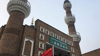 في جولة صحفية.. الصين تقول إن وتيرة "توعية" المسلمين في شينجيانغ ستتباطأ