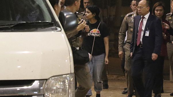 Havalimanında mahsur kalan Suudi Arabistanlı sığınmacı kadın Tayland'a giriş yaptı Havalimanında mahsur kalan Suudi Arabistanlı sığınmacı kadın Tayland'a giriş yaptı