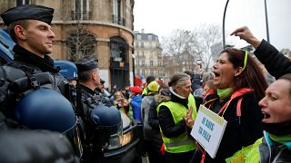 شاهد:ضابط شرطة فرنسي يضرب محتجي السترات الصفراء بعنف