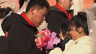 شاهد: حفل زواج جماعي في مهرجان هاربين للثلج في الصين