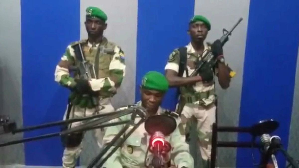 نظامیان گابنی در حال قرائت بیانیه ارتش علیه علی بونگو، رئیس جمهوری