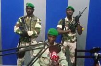 نظامیان گابنی در حال قرائت بیانیه ارتش علیه علی بونگو، رئیس جمهوری
