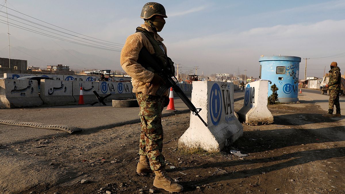 یک مامور پلیس افغانستان در نزدیکی کابل