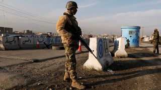 یک مامور پلیس افغانستان در نزدیکی کابل