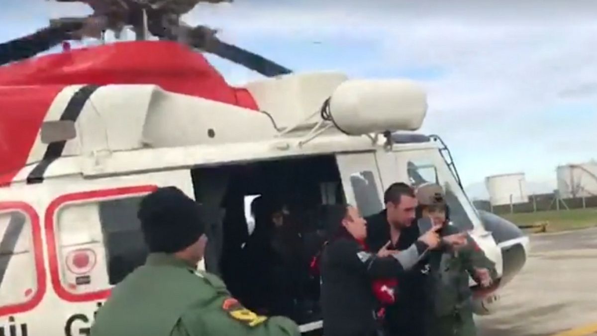 تصویری از نجات خدمه کشتی توسط تیم نجات کشور ترکیه رویترز 