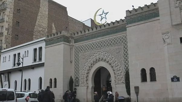 ماكرون وممثلي "الديانة الإسلامية" في الإليزيه ... من يفرض رأيه؟ ماكرون وممثلي "الديانة الإسلامية" في الإليزيه ... من يفرض رأيه؟