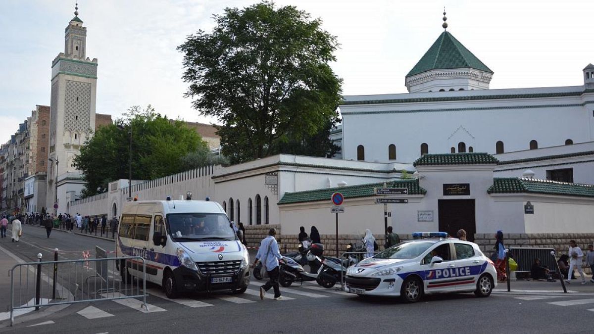 وعده ماکرون به مسلمانان فرانسه: اصلاح قانون لائیسیته علیه دین اسلام نخواهد بود