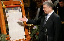 Президент Пётр Порошенко с томосом об автокефалии в Софийском соборе