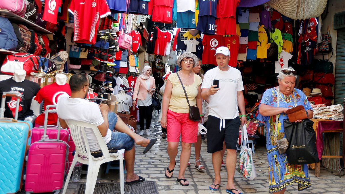 عدد قياسي لزوار تونس يرفع إيرادات السياحة بنسبة 45%