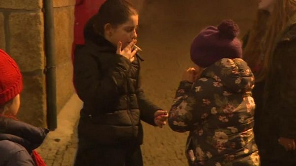 Los niños de un pueblo portugués fuman para celebrar los Reyes Magos Los niños de un pueblo portugués fuman para celebrar los Reyes Magos