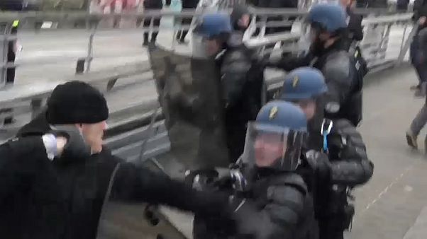 Feladta magát a párizsi rendőrökre támadó ex-bokszoló Feladta magát a párizsi rendőrökre támadó ex-bokszoló