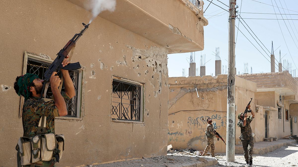 مقاتلو وحدات حماية الشعب يطلقون النار على طائرة بدون طيار لداعش في الرقة