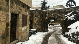 شاهد: الثلوج تغطي شمال لبنان .. واللبنانيون يتمتعون بمناظر خلابة