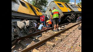 ثلاثة قتلى ومئات المصابين في تصادم قطارين بجنوب إفريقيا