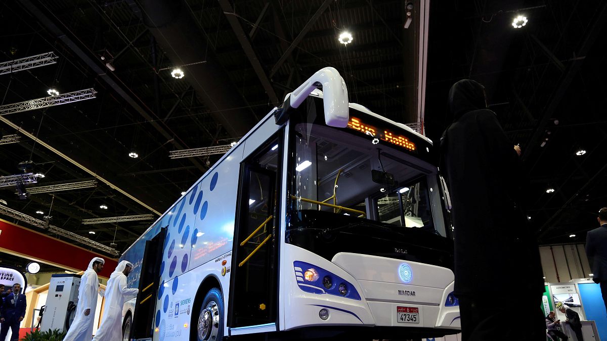 مصدر الإماراتية تدشن أول حافلة في المنطقة تعمل كلياً بالكهرباء
